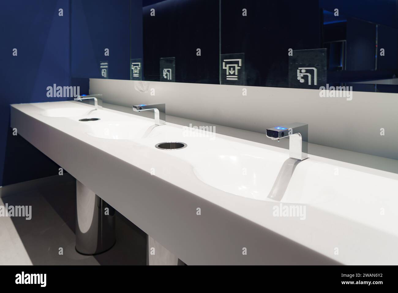 Sophistication contemporaine avec notre collection organisée de robinets et éviers de salle de bain. Adoptez la fusion harmonieuse d'un design élégant et de fonctionnalités, Banque D'Images