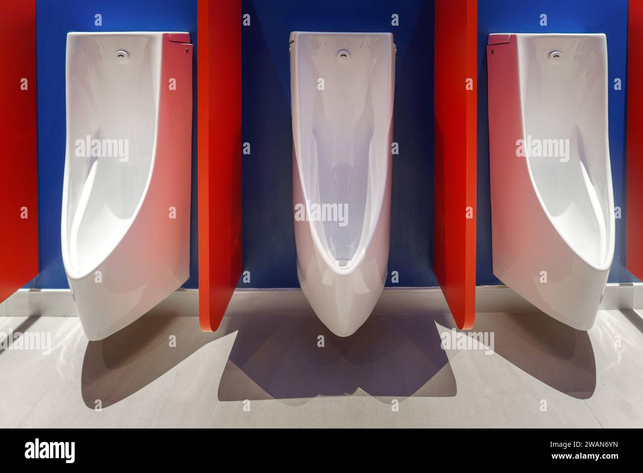 Cuvette de toilette homme dans une scène impeccable de toilettes publiques reflète un design moderne, mettant l'accent sur la propreté et le confort. Banque D'Images
