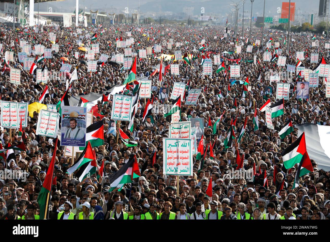 Sanaa, Yémen. 5 janvier 2024. Les gens brandissent des fusils, brandissent un drapeau palestinien et chantent des slogans pendant la manifestation pour commémorer dix combattants houthis tués par la marine américaine en mer Rouge, dans le cadre du conflit en cours entre Israël et les Palestiniens. Un navire armé sans pilote lancé depuis des zones contrôlées par les Houthis au Yémen. Cet incident s’est produit quelques heures seulement après que 12 pays, menés par les États-Unis, ont lancé un avertissement final sévère au groupe Houthis soutenu par l’Iran, menaçant d’une action militaire potentielle si les attaques se poursuivaient. Crédit : ZUMA Press, Inc./Alamy Live News Banque D'Images