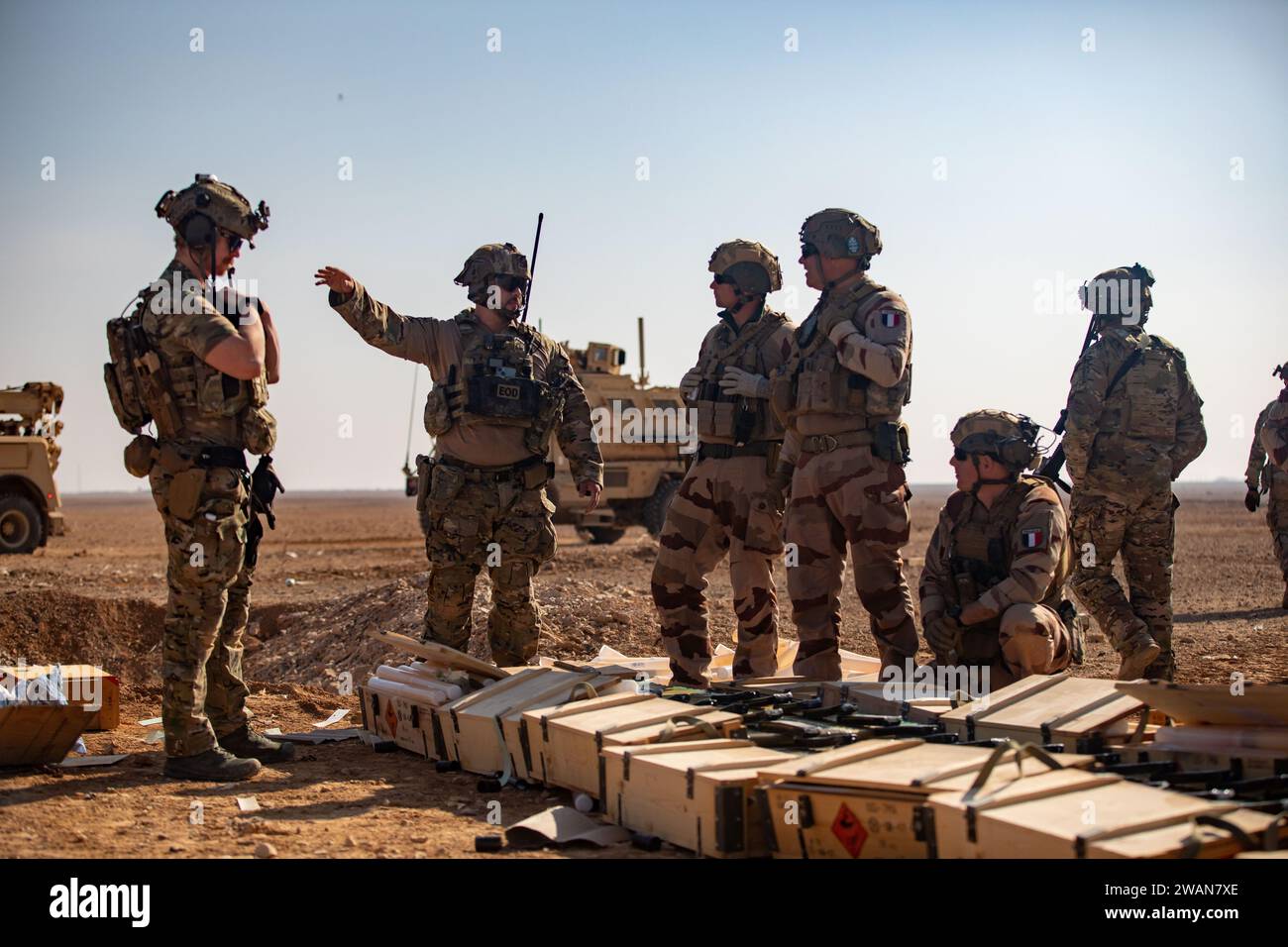 Des soldats américains de la 630th Ordinance Company, assistés par le personnel chargé de l'élimination des explosifs de l'armée française et d'autres membres des services américains et français, effectuent une détonation contrôlée à la base aérienne d'Al Asad, en Irak, le 29 décembre 2023. Le but de la détonation contrôlée était d’éliminer les munitions inutilisables et d’assurer la capacité continue de la Coalition à soutenir les forces de nos partenaires. (Photo de l'armée américaine par le sergent d'état-major Quince Lanford) Banque D'Images