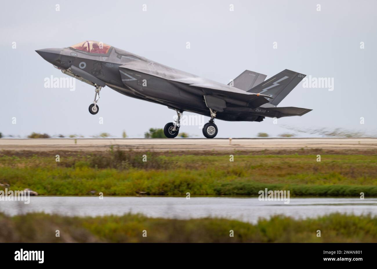 Après avoir mené une mission d’entraînement au-dessus de la chaîne maritime de point Mugu de l’US Navy en Californie du Sud, un F-35B avec le No. 17 Test and Evaluation Squadron (tes) de la Royal Air Force atterrit à la base navale Ventura County point Mugu le 10 août 2023. Le tes n ° 17 est situé à Edwards Air Force base en Californie. Le F-35B construit par Lockheed Martin en Corp. est une variante à décollage court et atterrissage vertical du F-35 Lightning II (Photo de l'US Navy par Eric Parsons/publiée) Banque D'Images