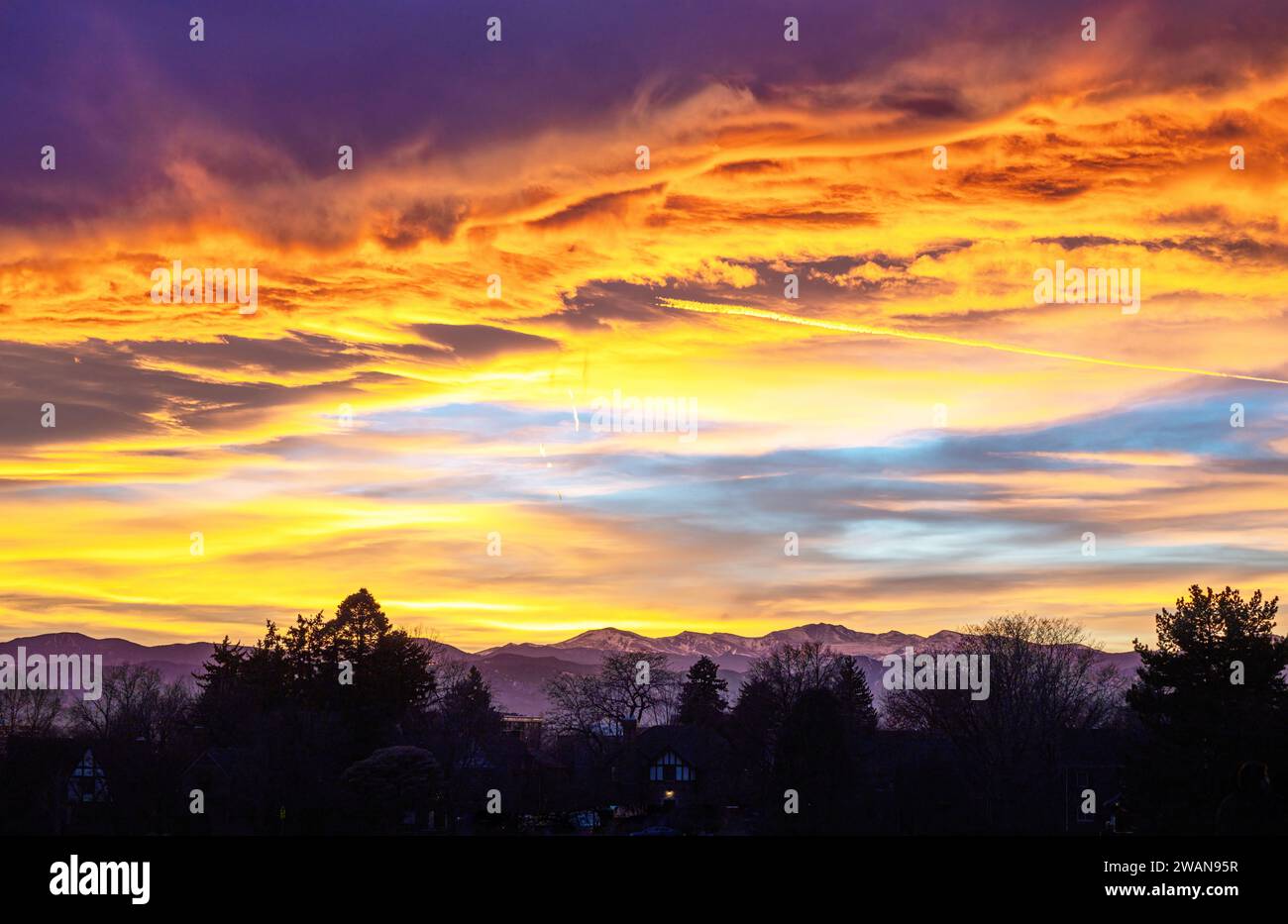 Le crépuscule descend sur un quartier de Denver, Colorado avec un coucher de soleil coloré. Banque D'Images