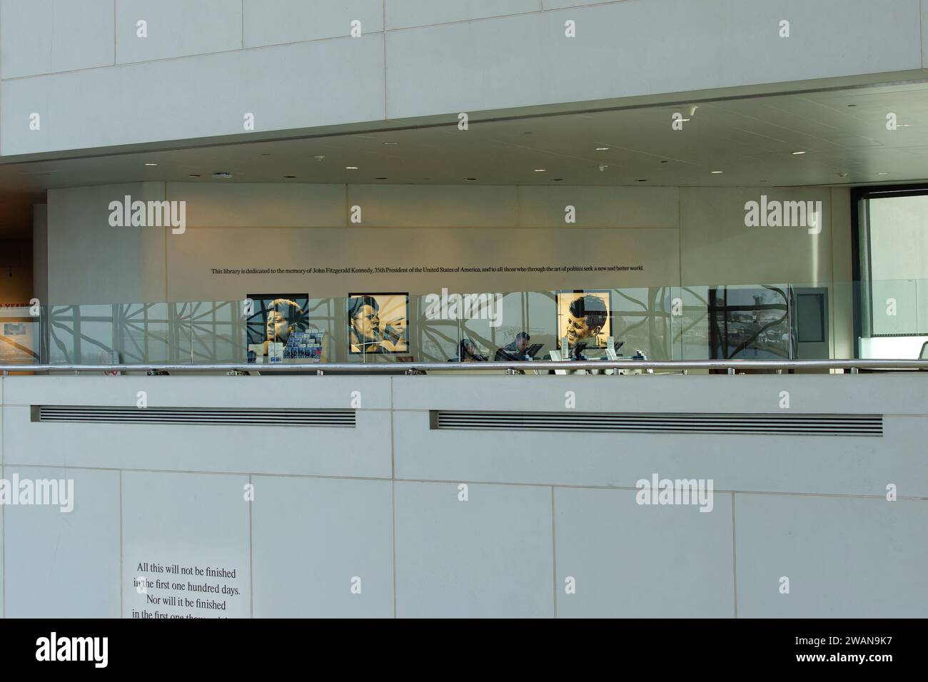 John F. Kennedy Presidential Library Boston, Massachusetts - l'atrium et l'entrée de la bibliothèque mettent en évidence des images illuminées de JFK derrière le Banque D'Images