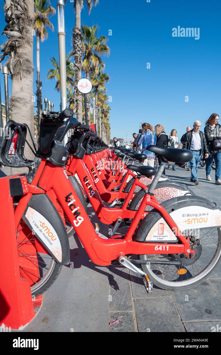 Barcelone, Espagne : 19 novembre 2023 : Service public de vélos à Barcelone sur la plage de la Barceloneta dans la capitale de la Catalogne en Espagne en 2023. Banque D'Images