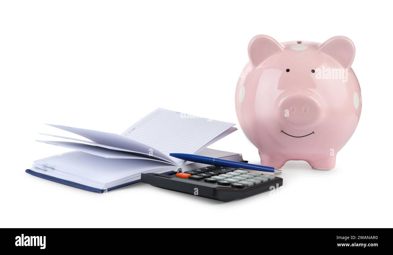 Calculatrice, tirelire rose, cahier et stylo isolé sur blanc Banque D'Images