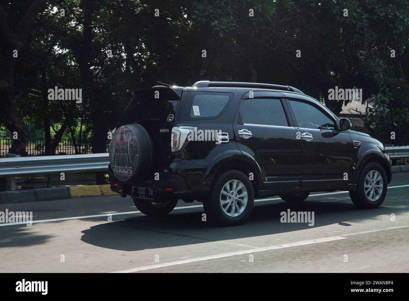 Voiture de VUS Toyota Rush 1.500cc, dans la route périphérique extérieure, Jakarta, Indonésie Banque D'Images