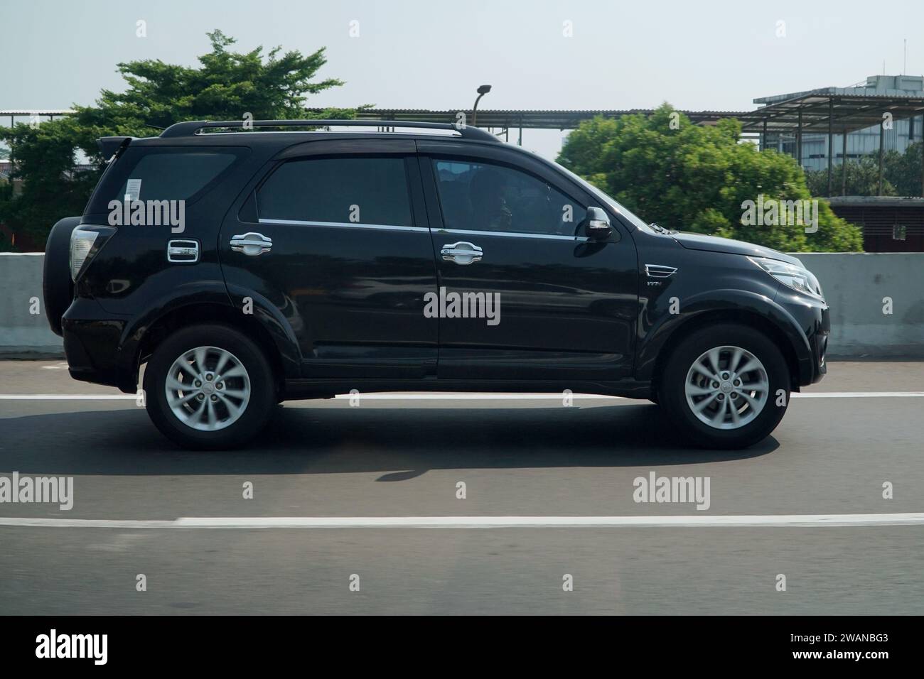 Voiture de VUS Toyota Rush 1.500cc, dans la route périphérique extérieure, Jakarta, Indonésie Banque D'Images