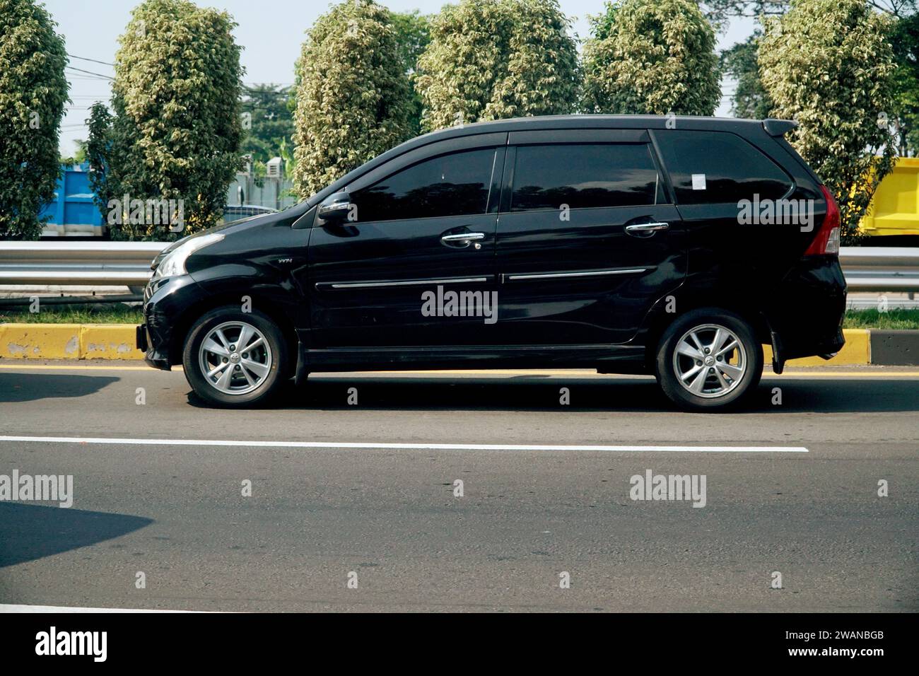 Black Toyota Avanza, sur Higway Jakarta Outer Ring Road, Indonésie. Banque D'Images