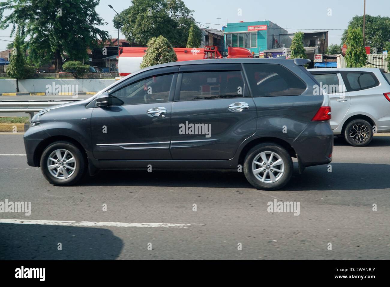 Voiture Toyota Avanza gris foncé dans la route périphérique extérieure, Jakarta, Indonésie. Banque D'Images