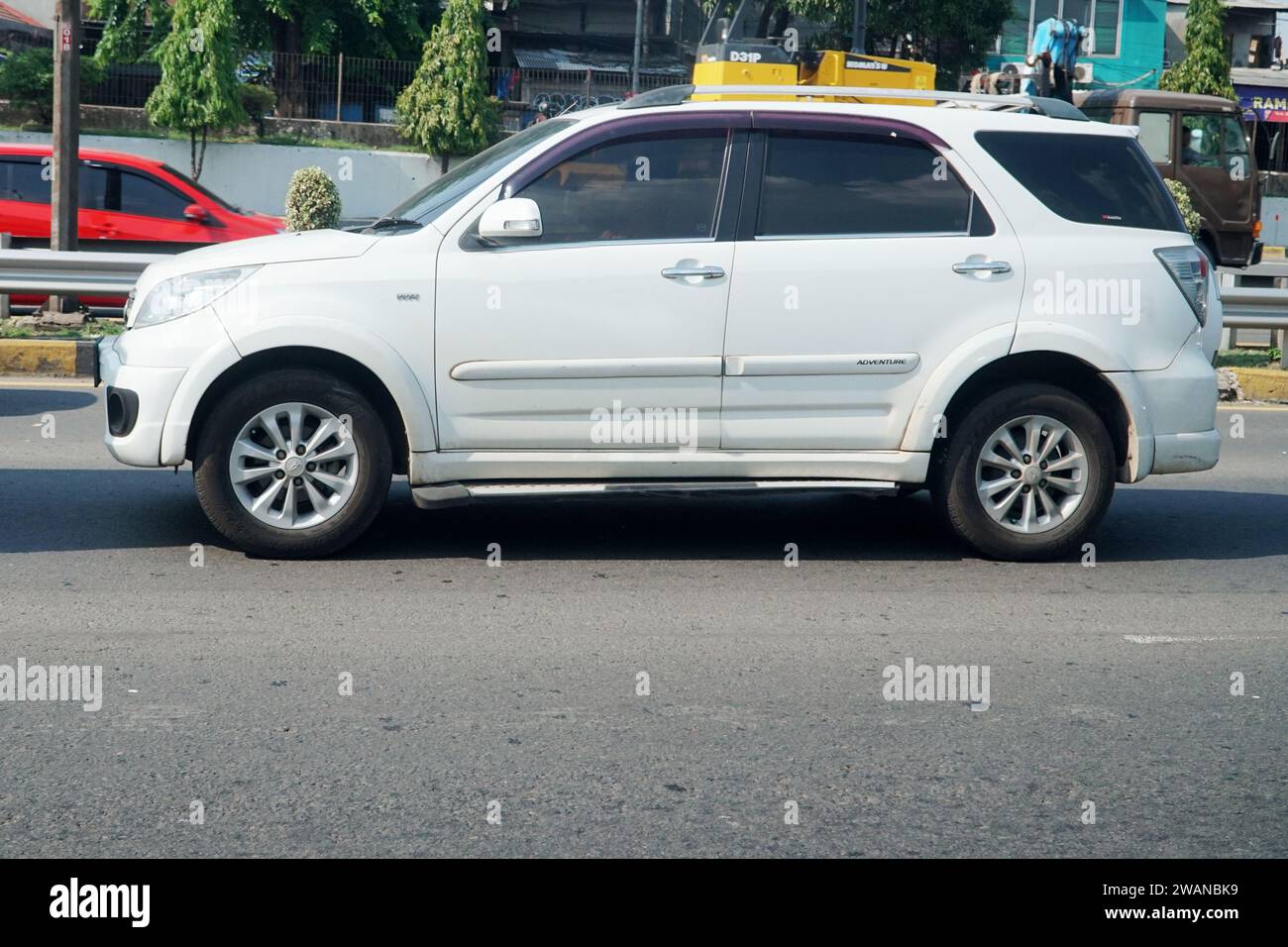 Voiture SUV, Toyota Rush 1500cc, à Higway Jakarta Outer Ring Road, Indonésie. Banque D'Images