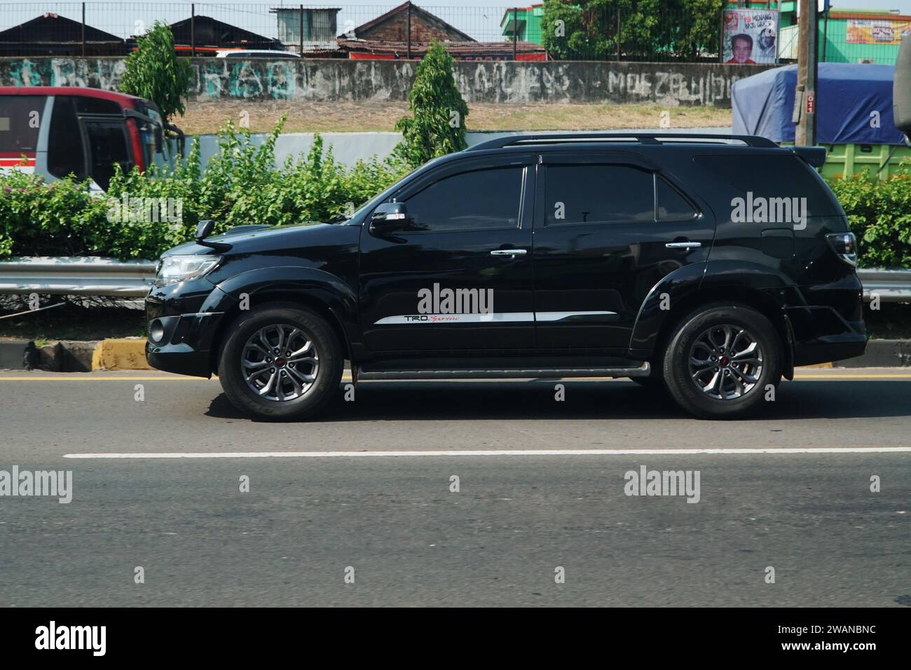 SUV de luxe noir, Toyota Fortuner à Higway Outer Ring Road, Jakarta Indonésie. Banque D'Images
