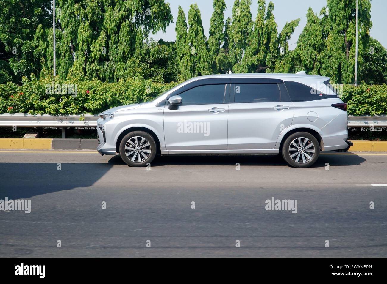 Toyota Avanza Veloz Cross. À Higway Jakarta Outer Ring Road, Indonésie. Banque D'Images