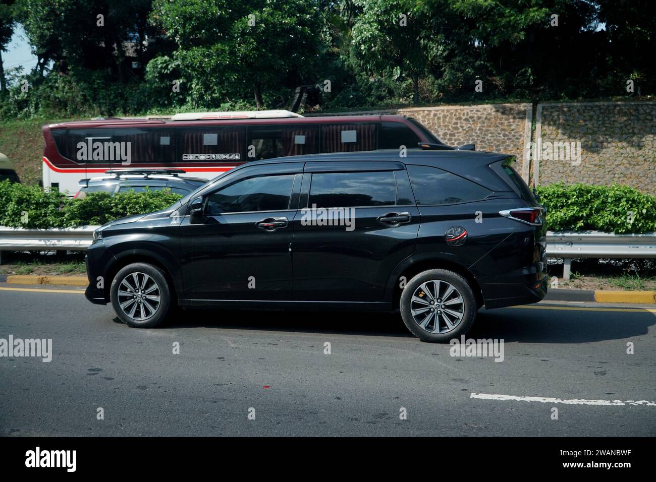 Toyota Avanza Veloz Cross. À Higway Jakarta Outer Ring Road, Indonésie. Banque D'Images