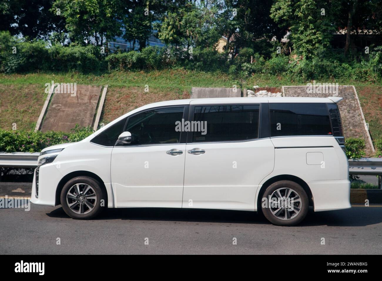 Titre véhicule polyvalent de luxe, blanc Toyota Voxy à Higway Jakarta Outer Ring Road, Jakarta, Indonésie. Banque D'Images