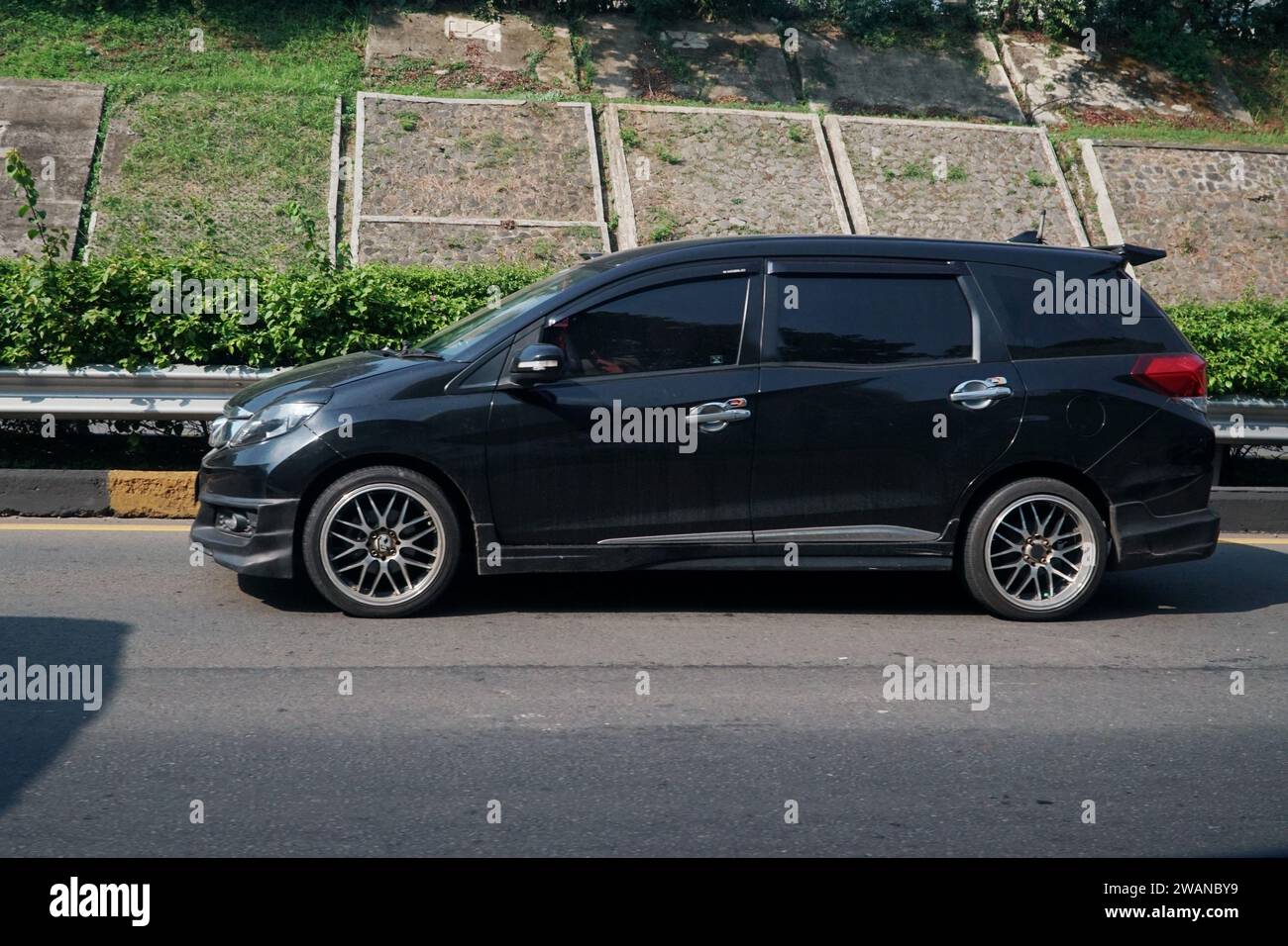 Toyota Avanza Veloz Cross. À Higway Jakarta Outer Ring Road, Indonésie. Banque D'Images