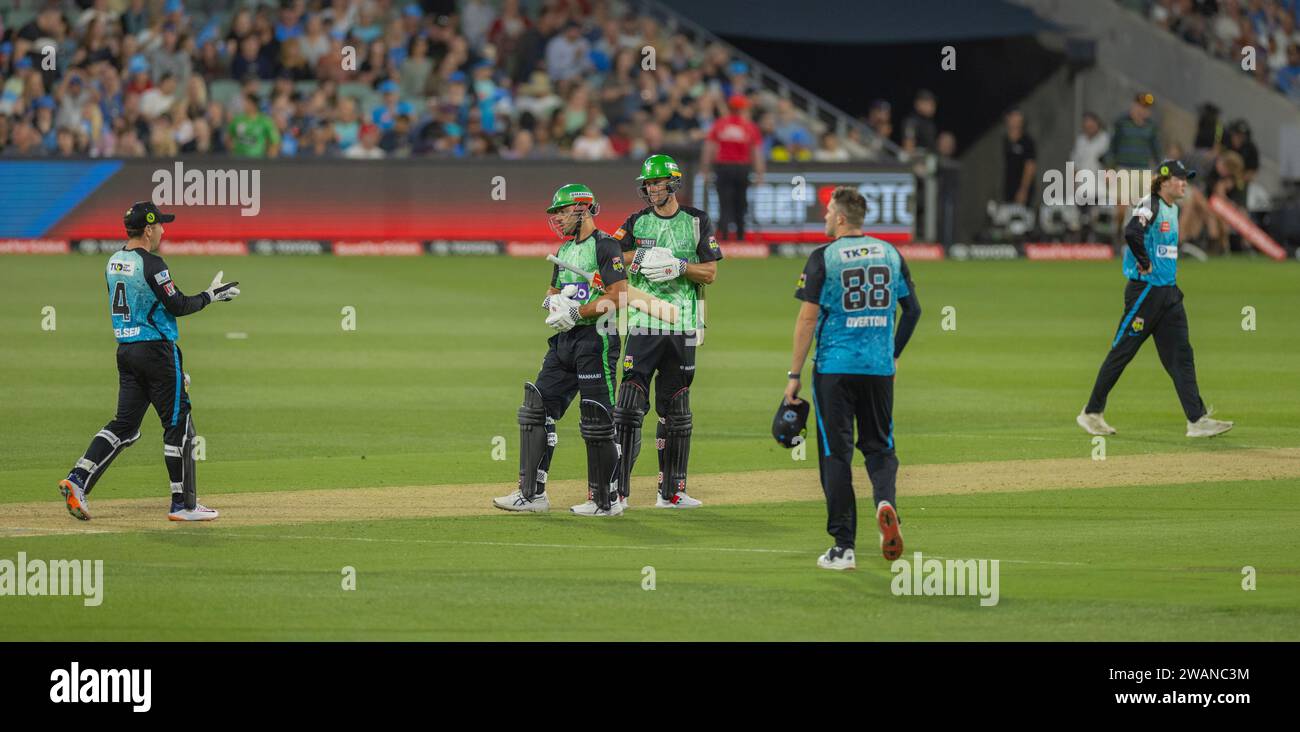 Adélaïde, Australie. 31 décembre 2023. Les joueurs d'Adélaïde félicitent Melbourne après avoir remporté le match de Big Bash League masculin entre les attaquants d'Adélaïde et Banque D'Images