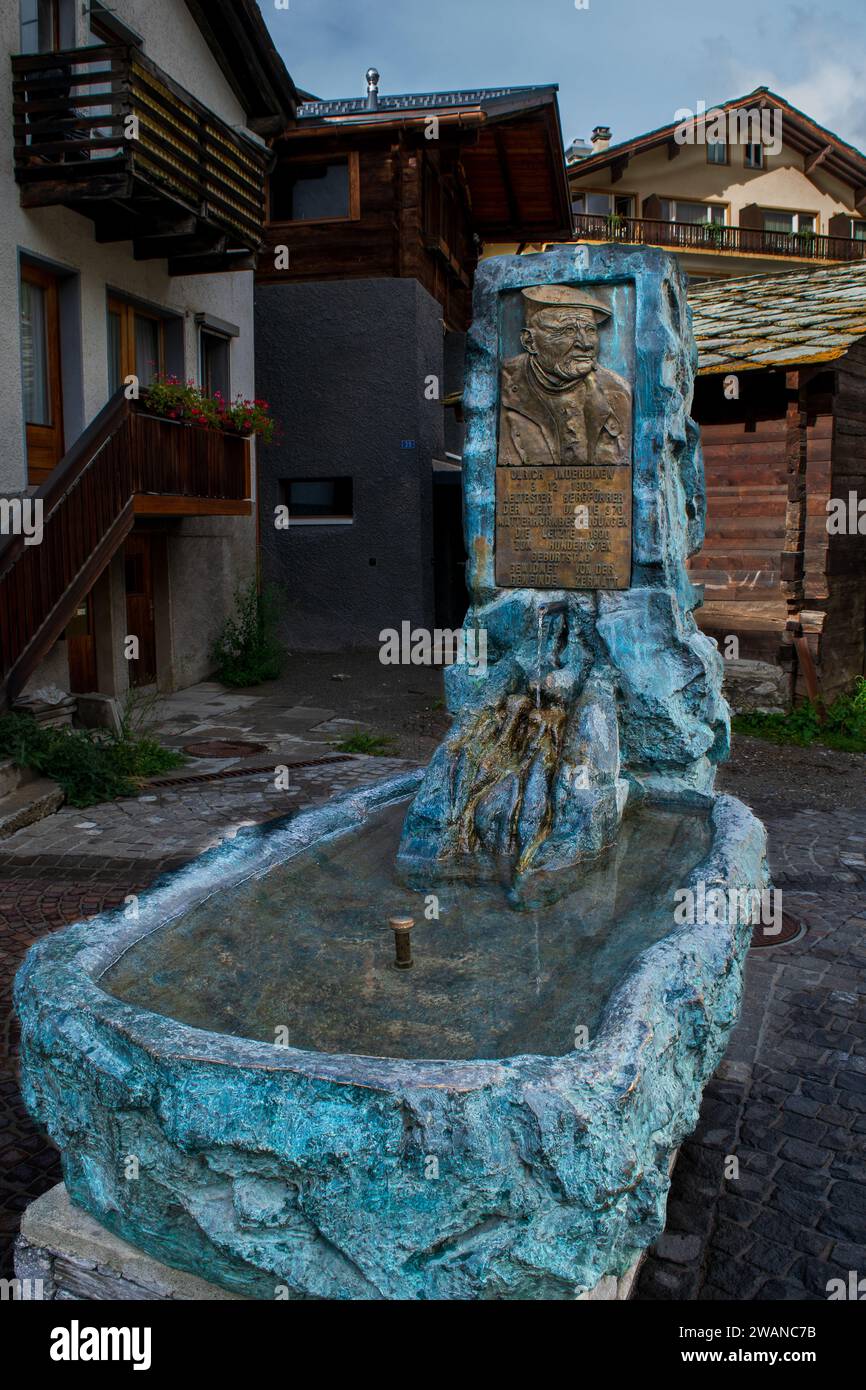 La fontaine Inderbinen a été érigée pour célébrer le 100e anniversaire du guide de montagne Ulrich Inderbinen Banque D'Images