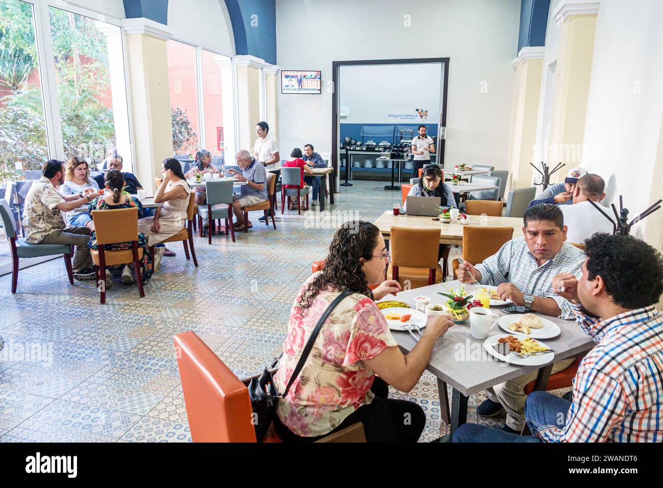 Merida Mexique, centro historico quartier historique central, Holiday Inn Express IGH, tables d'hôtes chaises salle à manger, petit déjeuner inclus gratuit, homme hommes hommes Banque D'Images