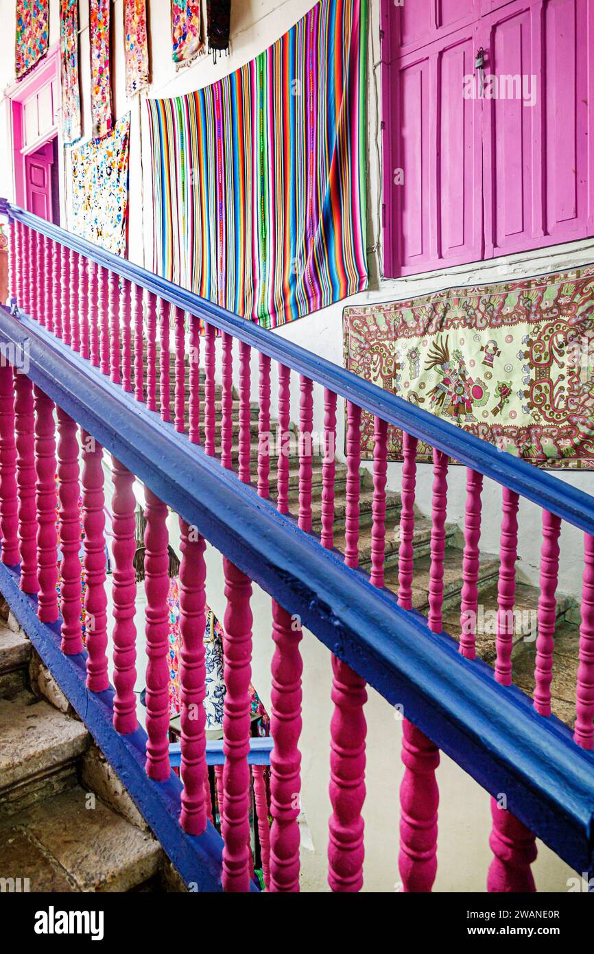 Merida Mexique, centro historico quartier historique central, cadeaux souvenirs, escalier rose balustrade balustrade d'escalier, galerie collective d'art made ar Banque D'Images