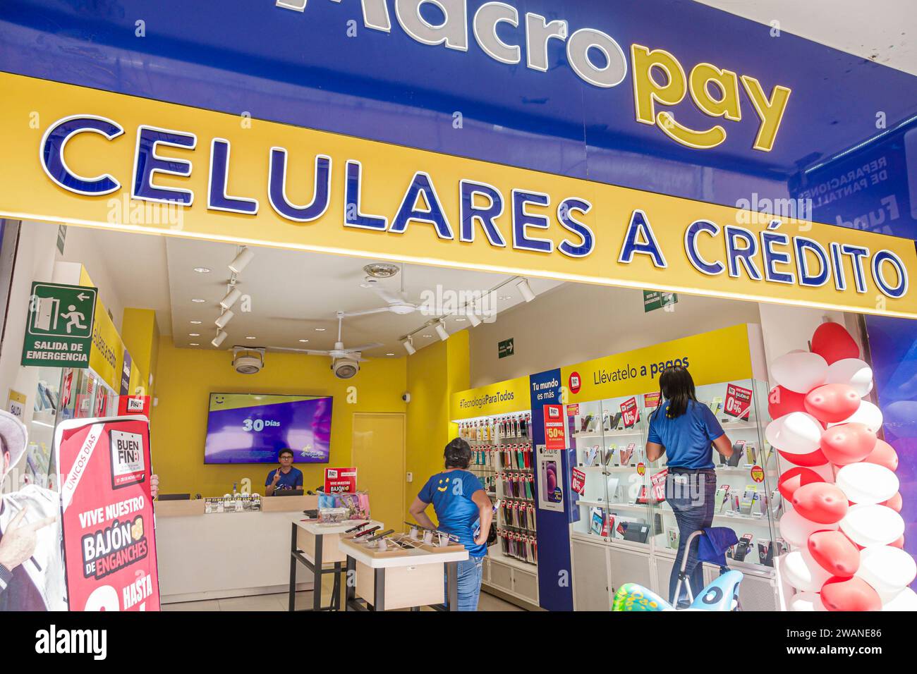 Merida Mexique, centro historico quartier historique central, Macropay service cellulaire, homme hommes hommes, femme femme femme femme, adultes résidents, extérieur exter Banque D'Images