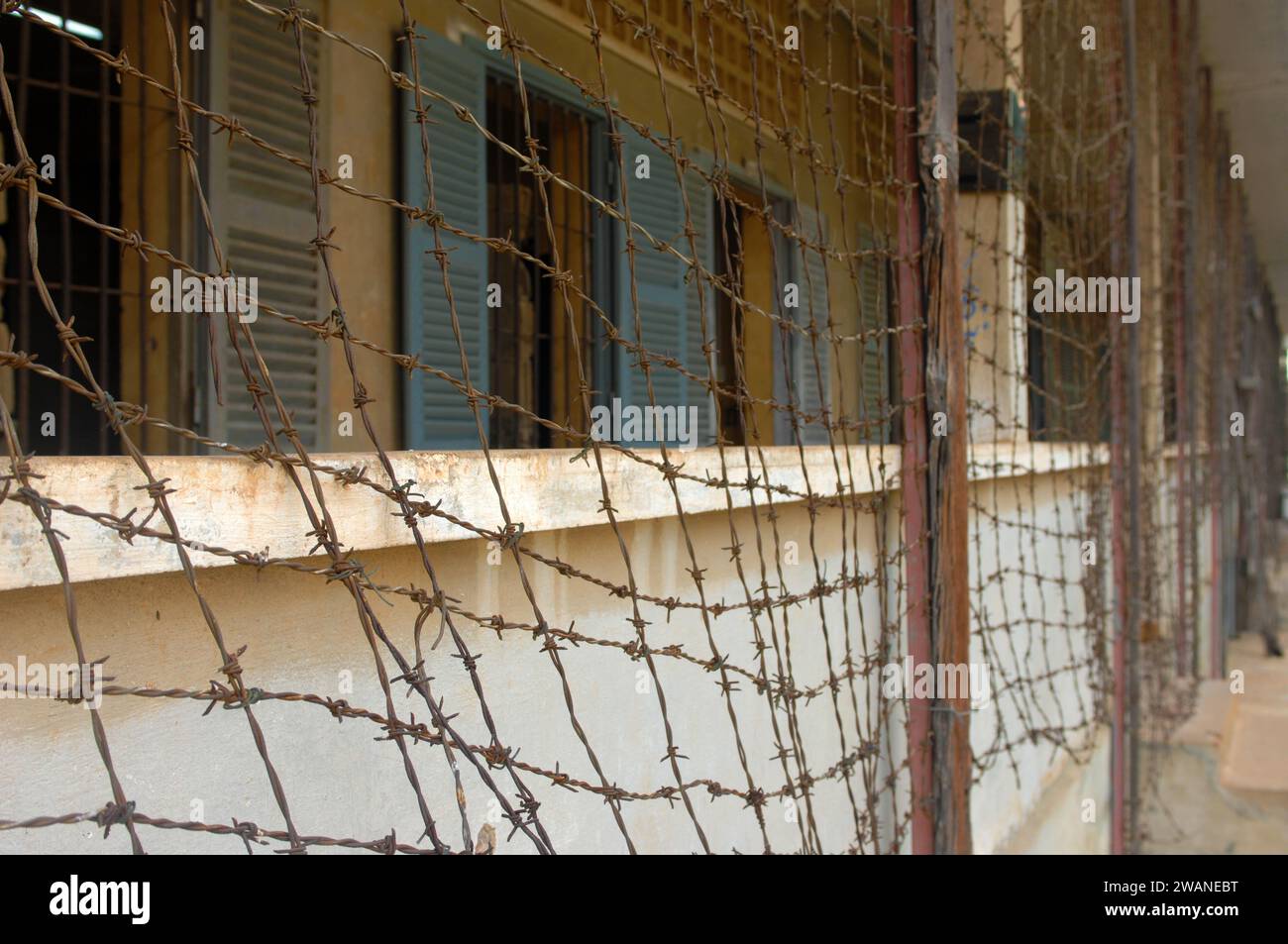 Balcon à l'extérieur des cellules de prison. Musée du génocide de Tuol Sleng (prison de sécurité S-21) logé dans un ancien lycée, Phnom Penh, Cambodge, Asie. Banque D'Images