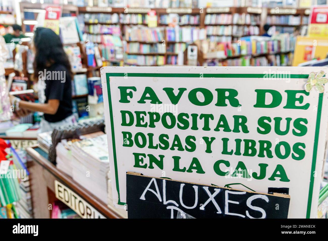 Merida Mexique, centro historico quartier historique central, livres de librairie, Libreria Dante Olimpo, laisser des sacs avec caissier, intérieur intérieur à l'intérieur, magasin b Banque D'Images
