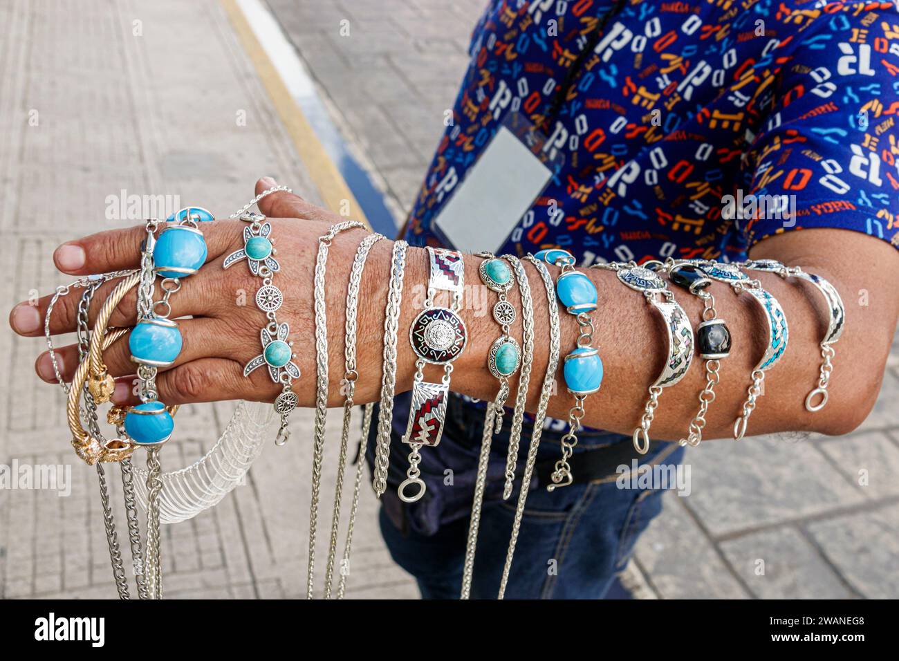 Merida Mexique, centro historico quartier historique central, bijoux fantaisie bijoux bracelets colliers, homme hommes hommes homme, adulte, résident, bras affiché, stree Banque D'Images