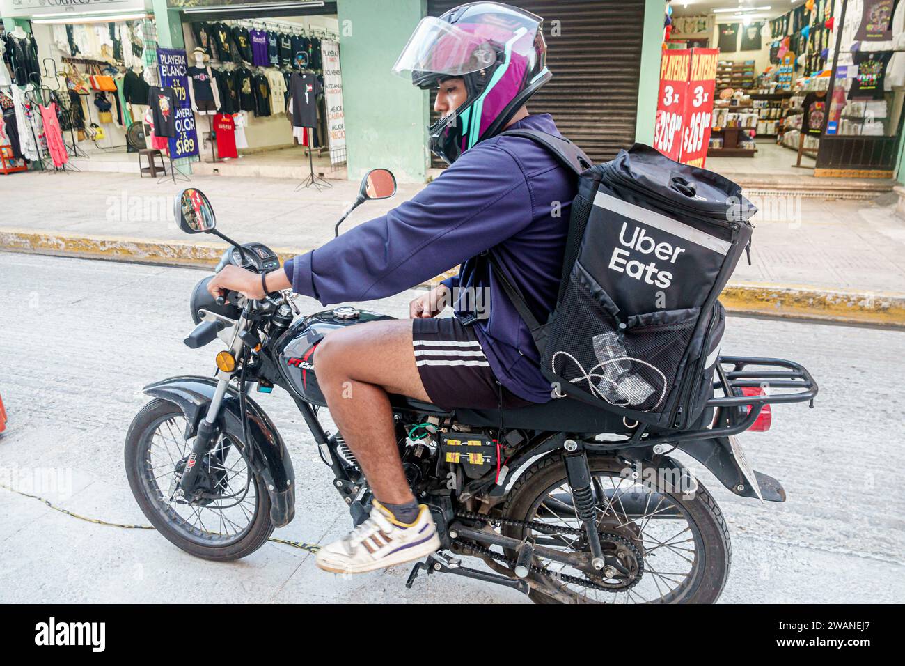 Merida Mexique, centro historico quartier historique central, Uber mange livraison livrant chauffeur travaillant moto, homme hommes hommes, adulte, résident, résidents Banque D'Images