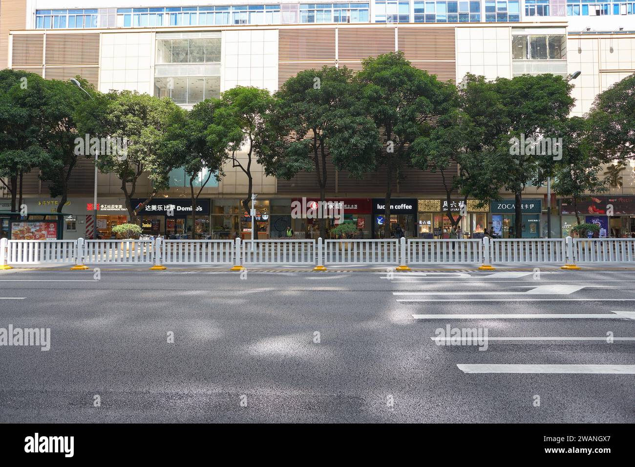 SHENZHEN, CHINE - 20 NOVEMBRE 2019 : vue au niveau de la rue de Shenzhen dans la journée. Banque D'Images