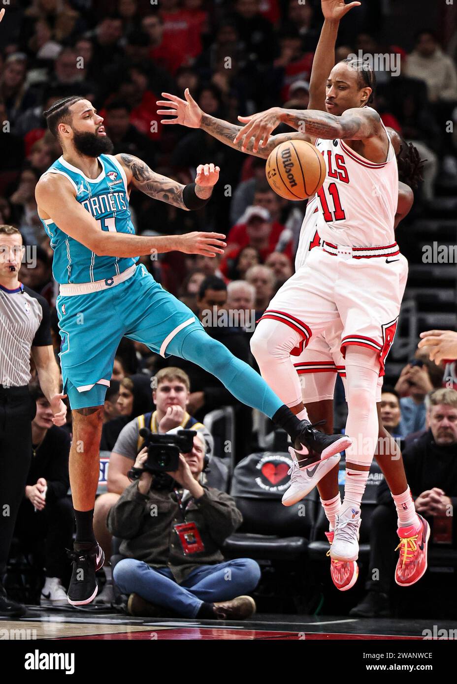 Chicago, États-Unis. 5 janvier 2024. L’attaquant des Charlotte Hornets Cody Martin (L) et l’attaquant des Chicago Bulls DEMAR DeRozan se disputent un rebond lors du match de saison régulière de la NBA entre les Chicago Bulls et les Charlotte Hornets à Chicago, aux États-Unis, le 5 janvier 2024. Crédit : Joel Lerner/Xinhua/Alamy Live News Banque D'Images