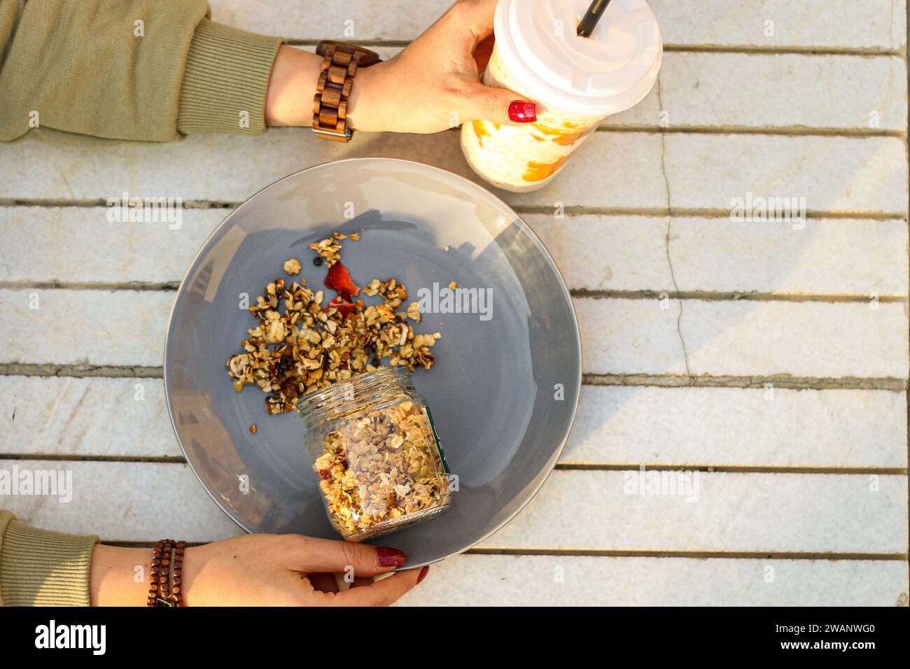 Un pot de granola frais et sain avec du café et du milk-shake à la banane Banque D'Images