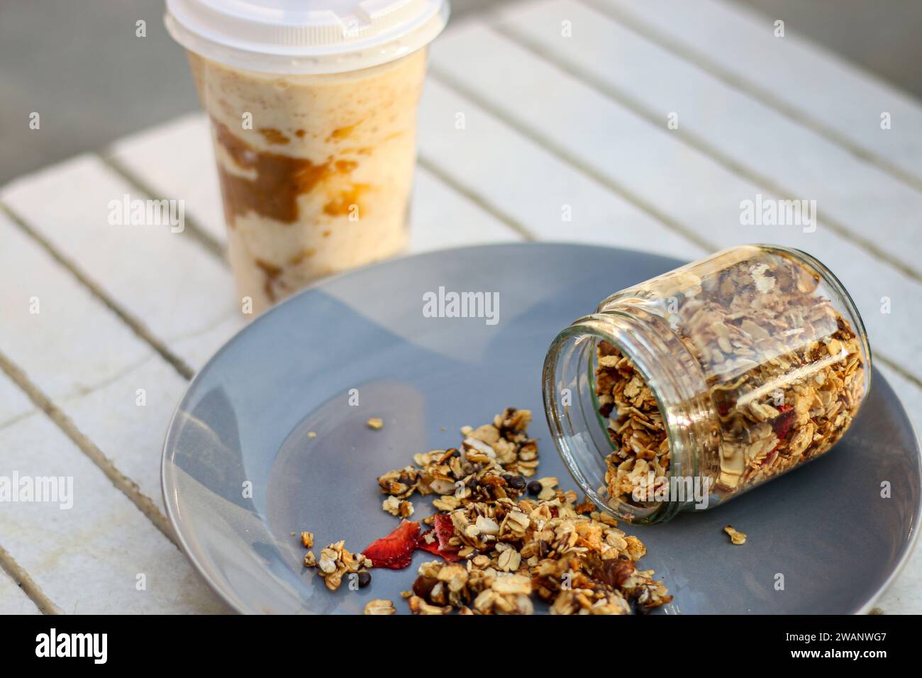 Un pot de granola frais et sain avec du café et du milk-shake à la banane Banque D'Images