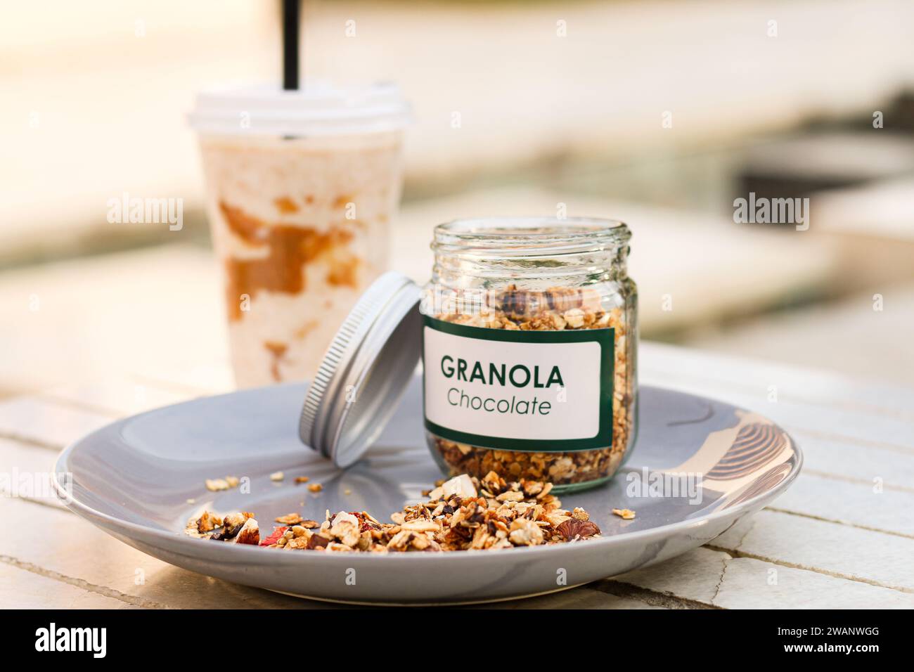 Un pot de granola frais et sain avec du café et du milk-shake à la banane Banque D'Images