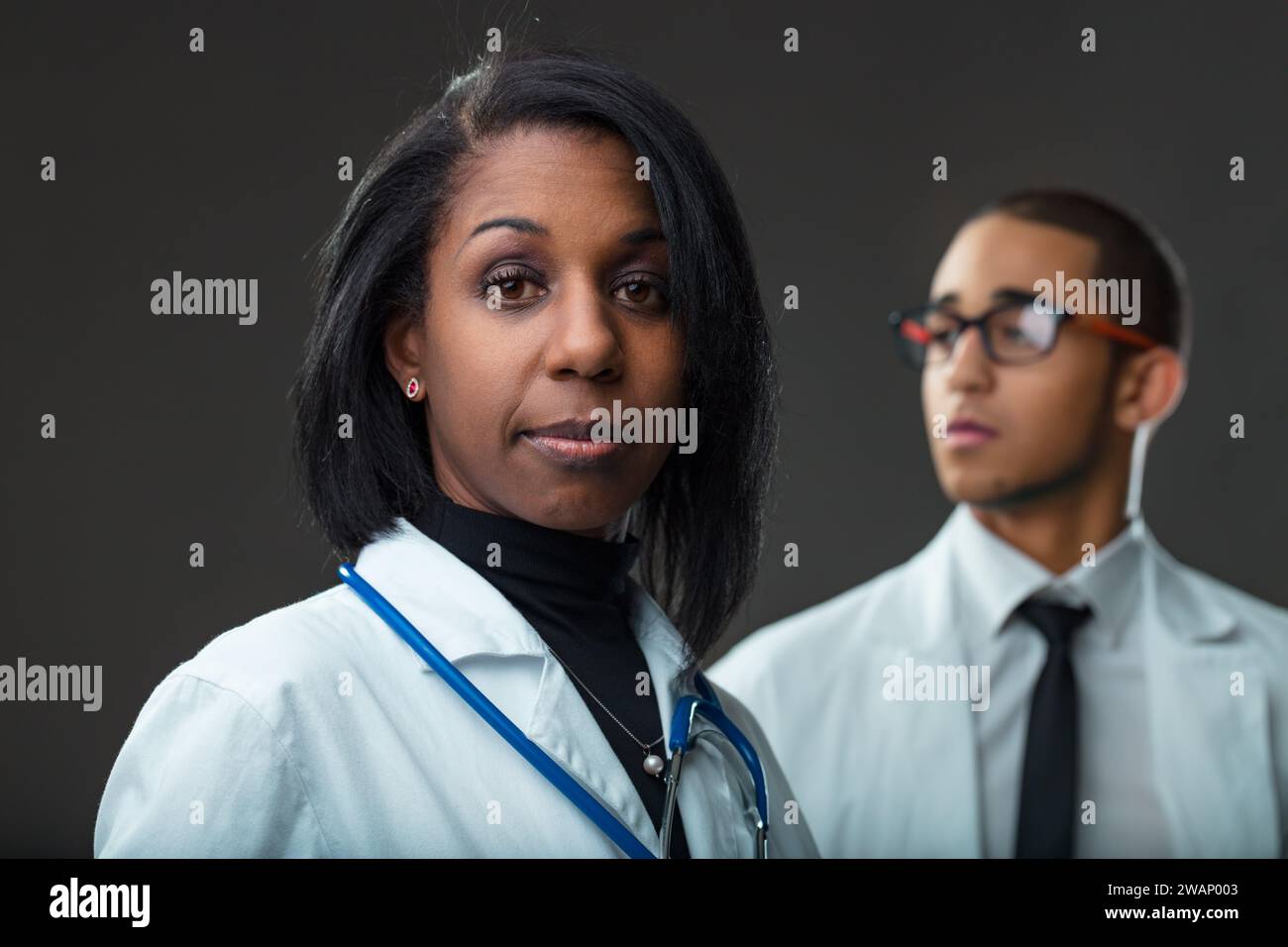 la disparité dans l'auto-évaluation est évidente entre deux médecins : il est trop confiant, elle sous-estime peut-être ses compétences Banque D'Images