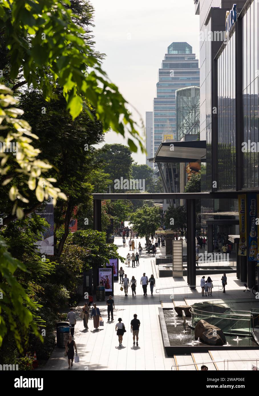 Orchard Road Singapore, vue aérienne avec des acheteurs qui passent devant des destinations de vente au détail populaires, notamment Ion Orchard et Ngee Ann City Banque D'Images