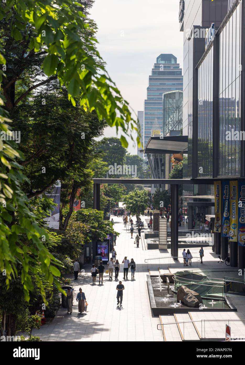 Orchard Road Singapore, vue aérienne avec des acheteurs qui passent devant des destinations de vente au détail populaires, notamment Ion Orchard et Ngee Ann City Banque D'Images