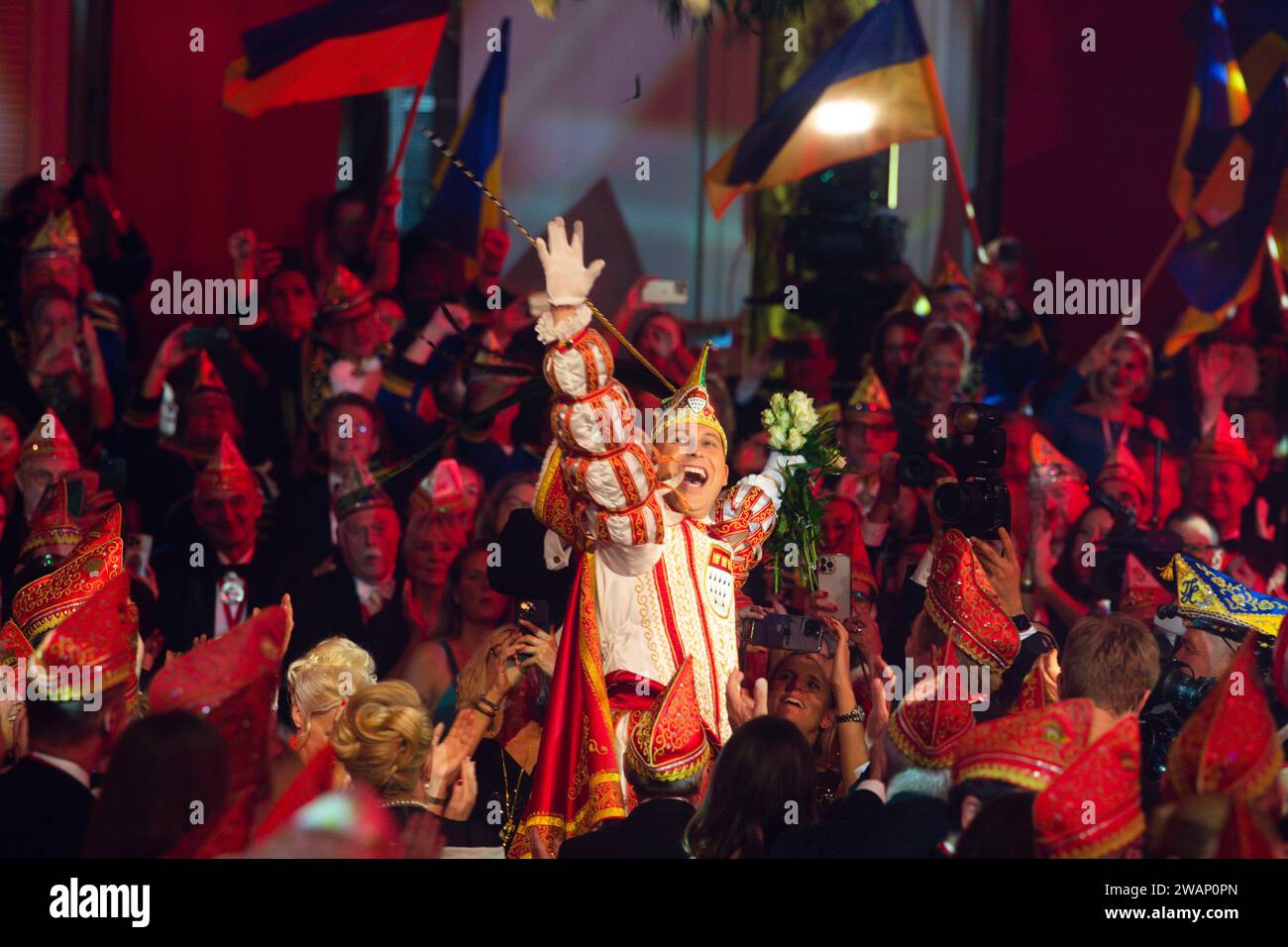 Cologne, Allemagne. 05 janvier 2024. Le prince Sascha salue la foule lors de la proclamation du triumvirat de Cologne à Cologne, en Allemagne, le 5 janvier 2024. (Photo de Ying Tang/NurPhoto)0 crédit : NurPhoto SRL/Alamy Live News Banque D'Images