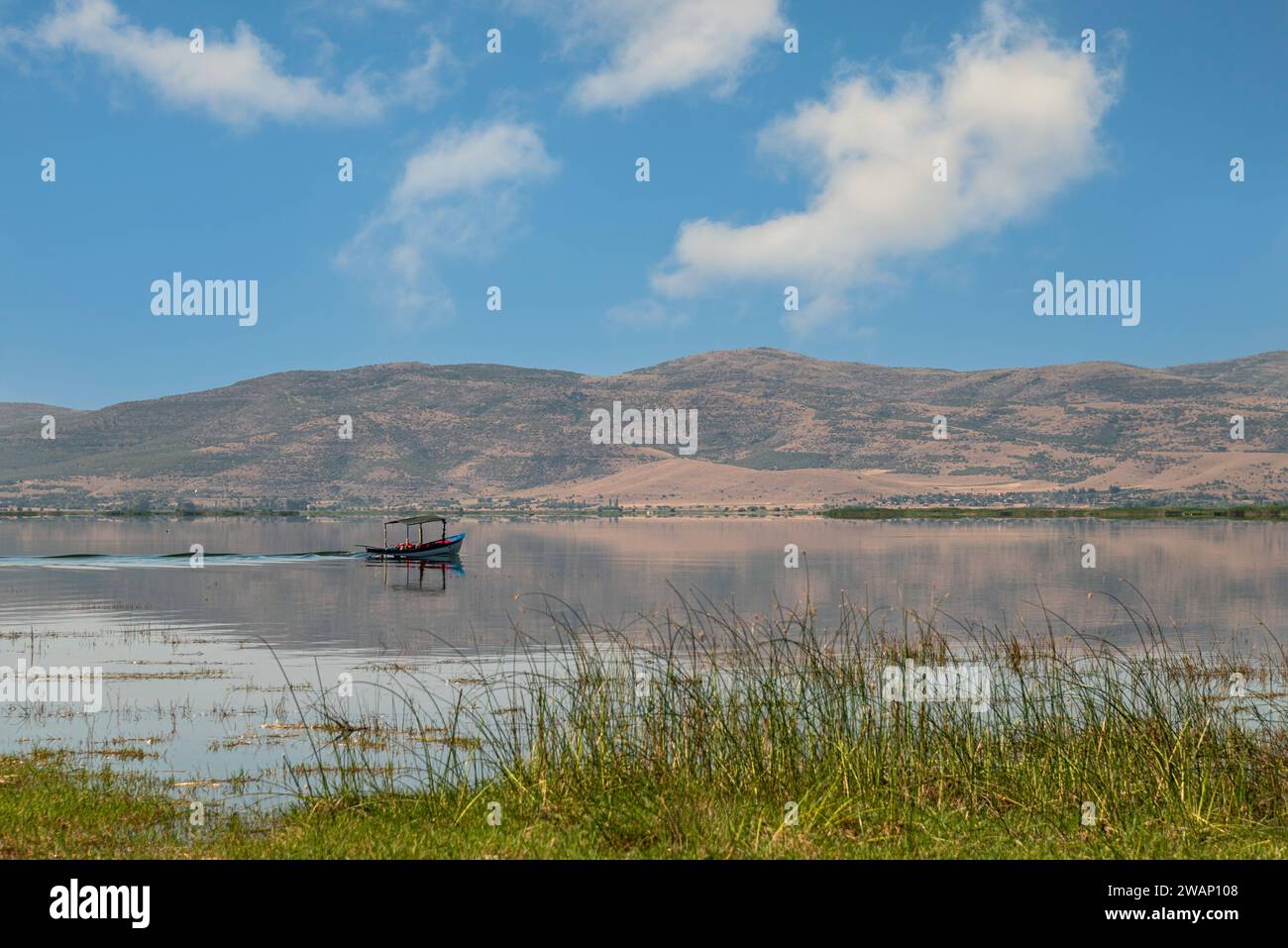 Bateaux d'excursion décorés dans le lac Isikli à Civril, Denizli Banque D'Images
