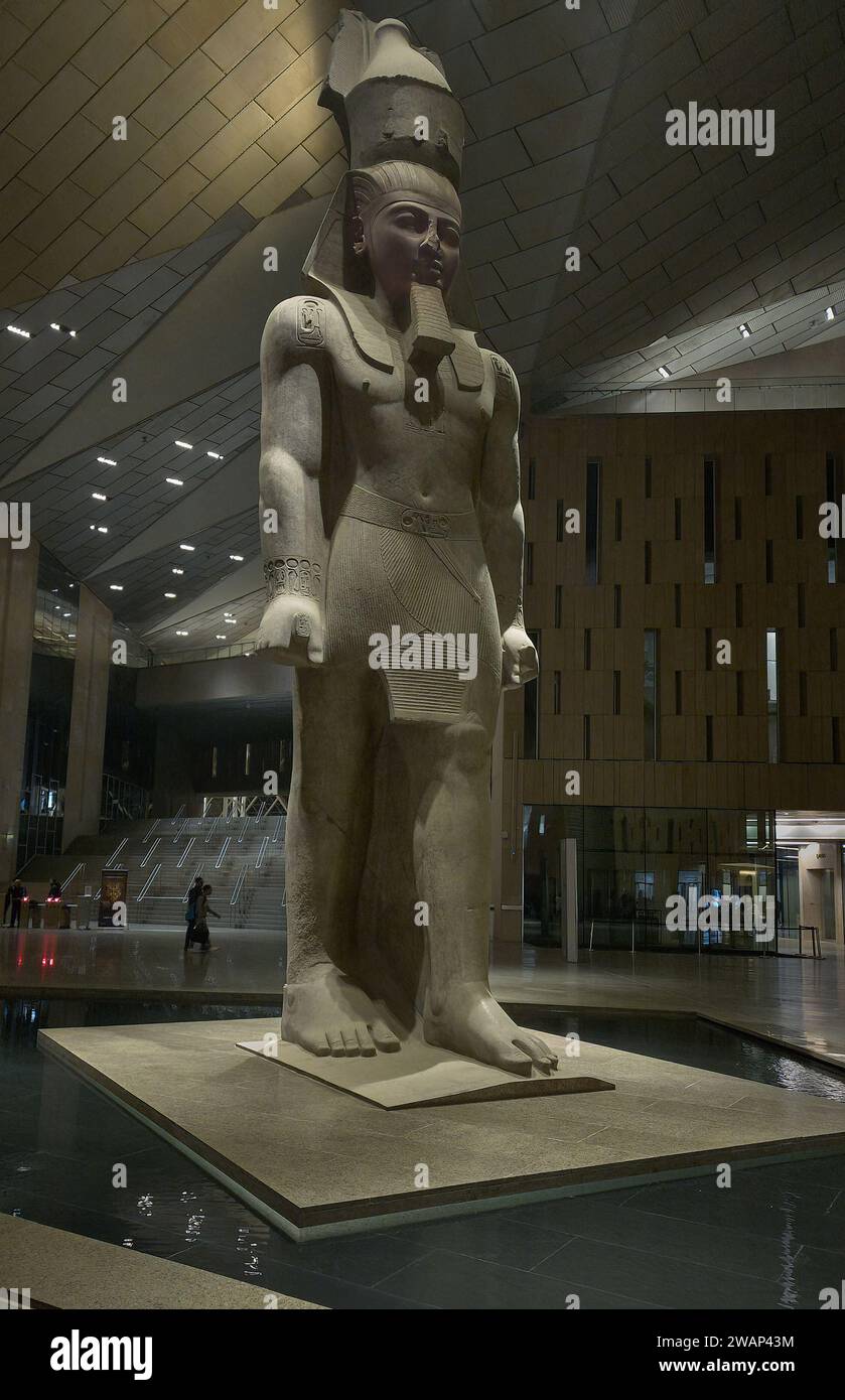 La statue de Ramsès II dans le Grand Musée égyptien ou Musée de Gizeh, c'est un musée archéologique à Gizeh, en Egypte, à environ 2 kilomètres de la Gizeh Banque D'Images
