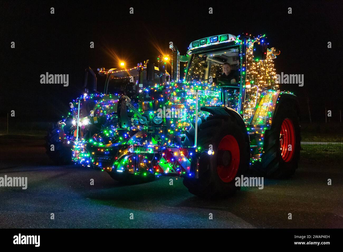 Les tracteurs décorés de lumières vont faire un tour pendant Noël Banque D'Images