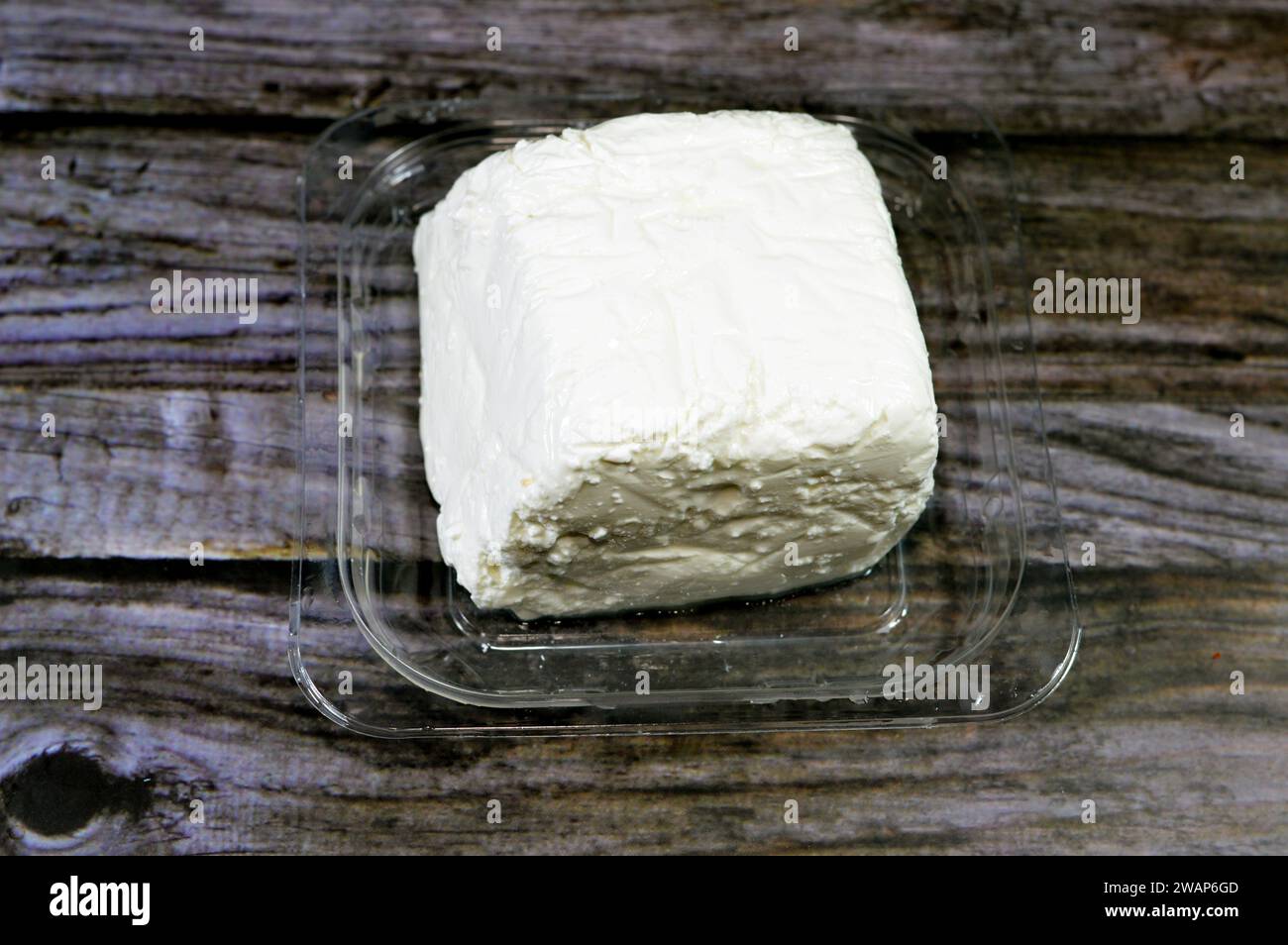 Un cube de fromage blanc à faible teneur en sel, une touche savoureuse à une variété de recettes, utilisé pour préparer des salades, des pizzas, des sandwichs, des pâtes et plus encore, riche nutriment A. Banque D'Images
