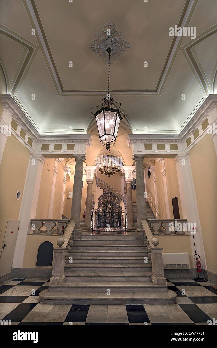 Vue dans le hall d'entrée d'un ancien palais, aujourd'hui Banca Profilo, Gênes, Italie, Europe Banque D'Images