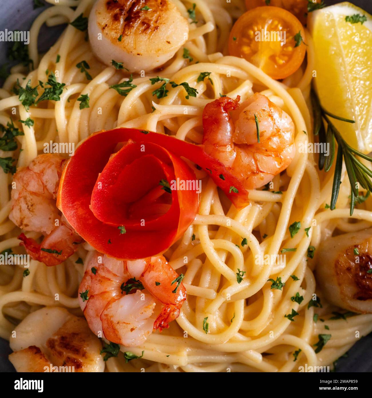 Spaghetti aux coquilles Saint-Jacques et crevettes Banque D'Images