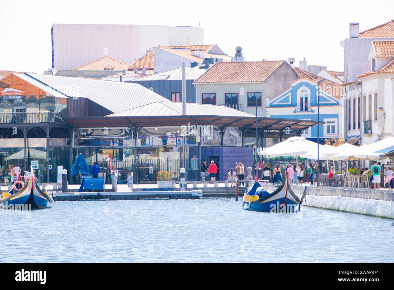 A Aveiro, Portugal, le 30-08-2023- le canal central de la ville sur la lagune de Ria Banque D'Images