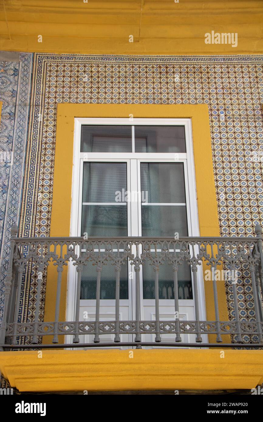 A Aveiro, Portugal, le 30-08-2023- Belle fenêtre d'un bâtiment historique à Aveiro , décorée avec des carreaux azulejos Banque D'Images