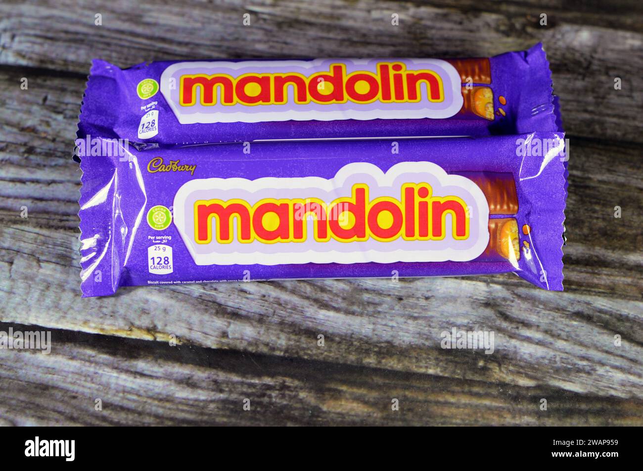 Le Caire, Egypte, janvier 1 2024 : Biscuit à la mandoline recouvert de caramel et de chocolat, Cadbury barres de mandoline avec des ingrédients de Banque D'Images
