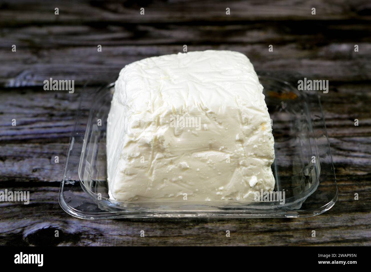 Un cube de fromage blanc à faible teneur en sel, une touche savoureuse à une variété de recettes, utilisé pour préparer des salades, des pizzas, des sandwichs, des pâtes et plus encore, riche nutriment A. Banque D'Images