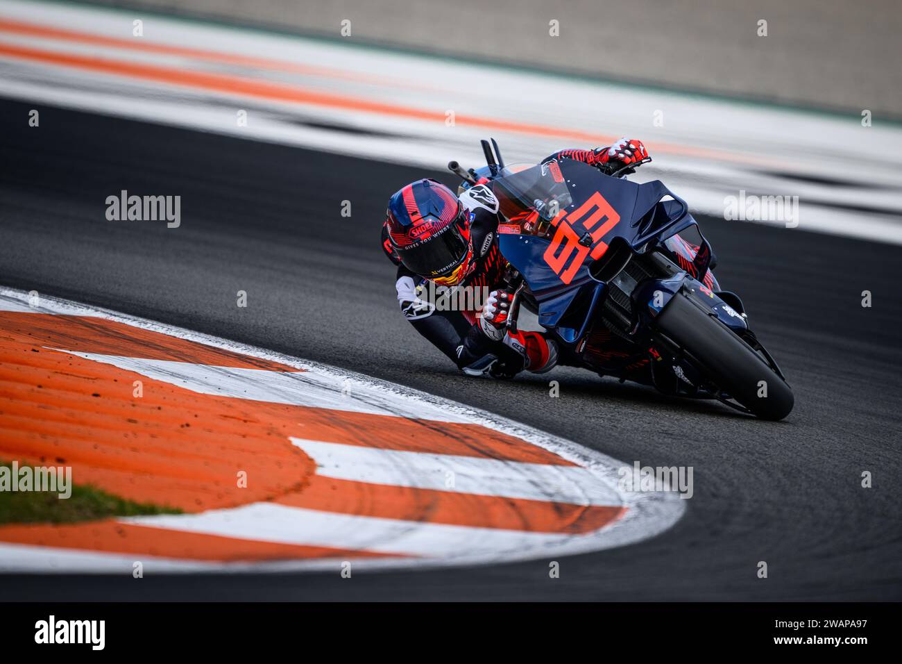 Le pilote espagnol de MotoGP Marc Marquez s'entraîne pour la première fois sur la Ducati de l'équipe Gresini Racing sur le circuit de Valence. Banque D'Images