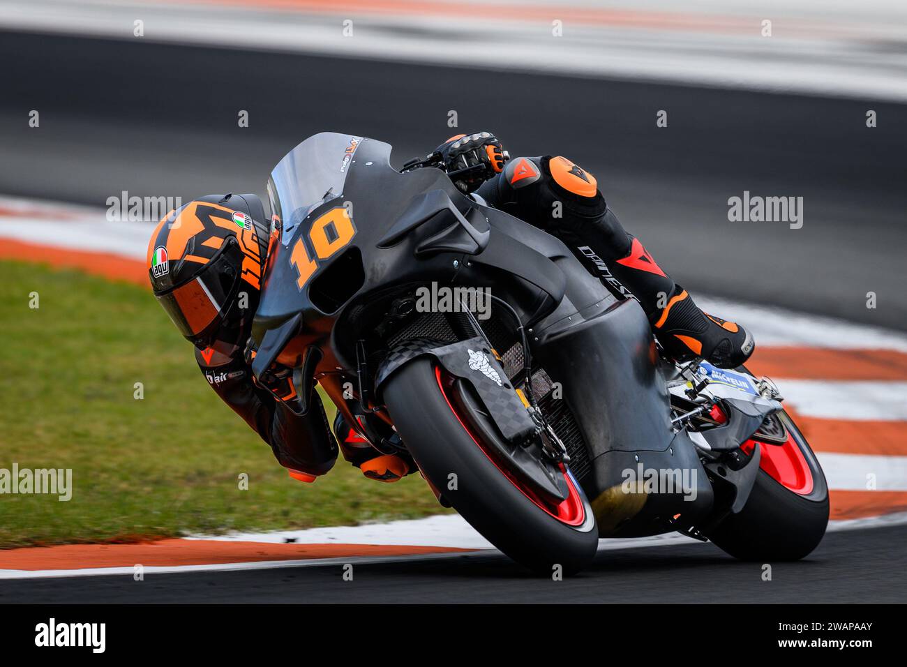 Le pilote italien de MotoGP Luca Marini s'entraîne pour la première fois avec le Repsol Honda Team HRC sur le circuit de Valence. Banque D'Images