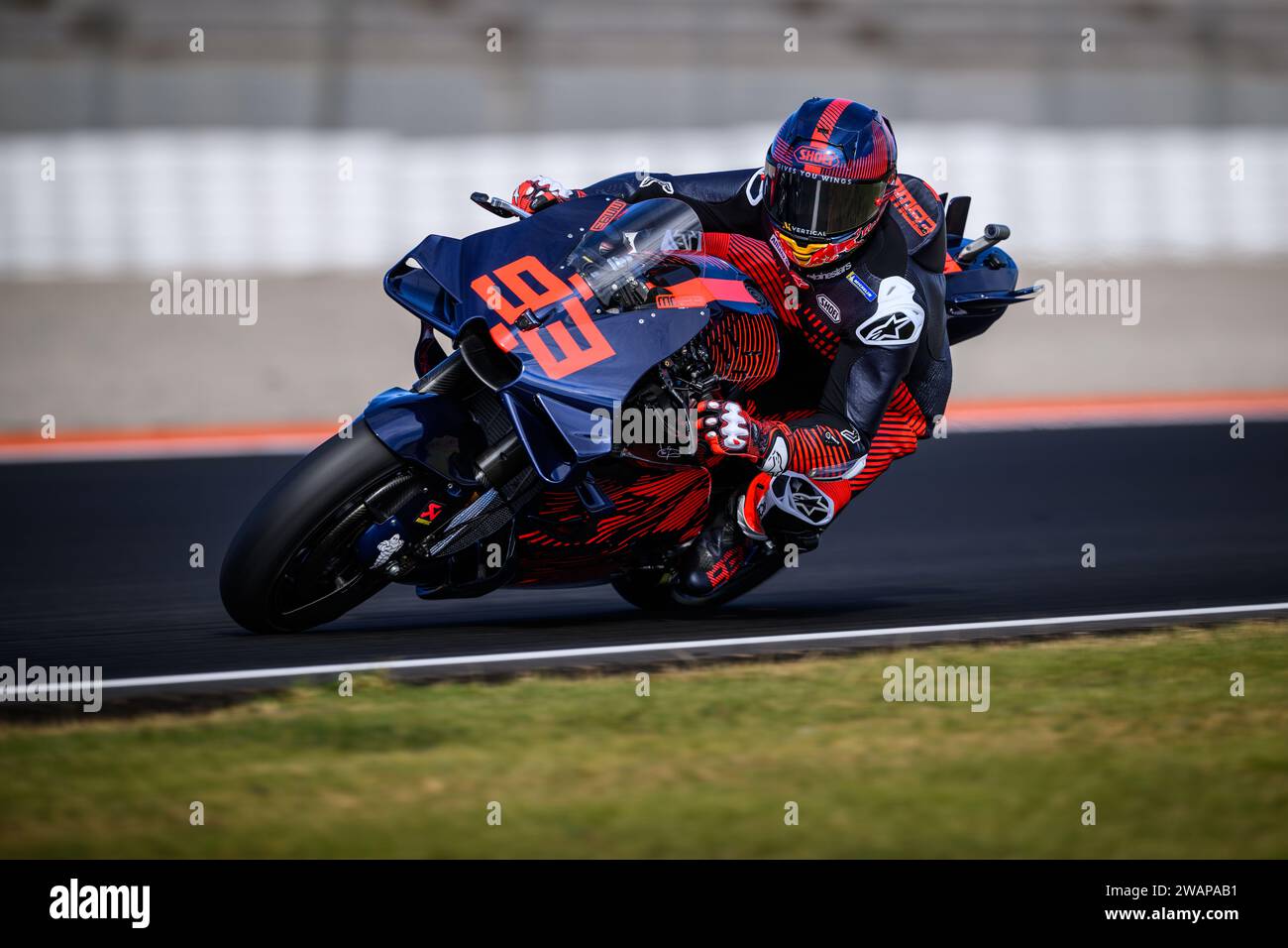 Le pilote espagnol de MotoGP Marc Marquez s'entraîne pour la première fois sur la Ducati de l'équipe Gresini Racing sur le circuit de Valence. Banque D'Images